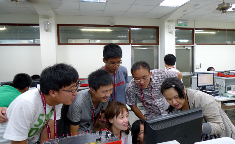 足球官网学生与逢甲大学学生探讨手动实验