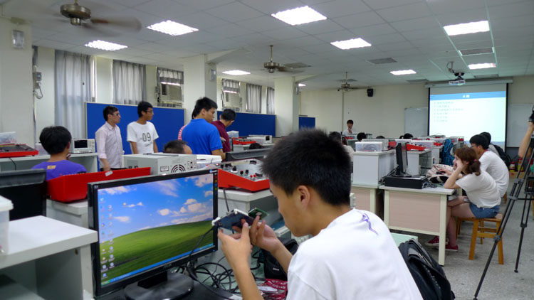 足球官网学生在逢甲大学参加“手动实验”