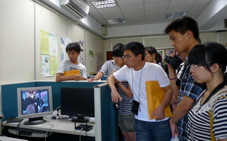 足球官网师生参观成功大学行动实验室